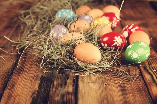 Oeufs de poule ornés d ornements floraux