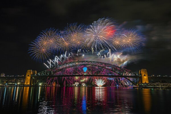 Fuegos artificiales sobre el puente del puerto en Sydney