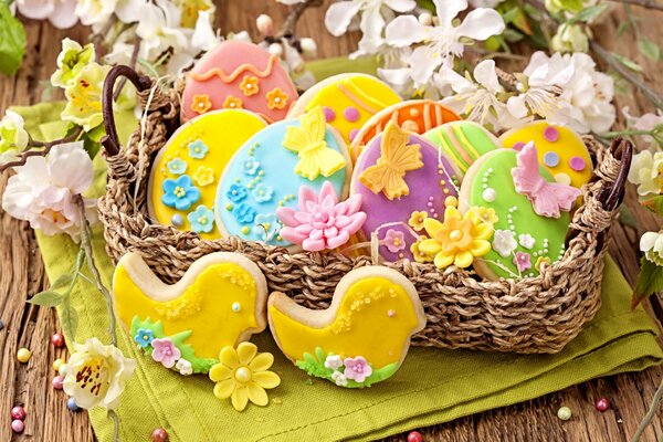 Cookies in the form of eggs in a basket