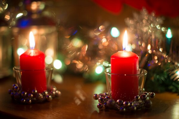 Velas rojas en vasos pequeños