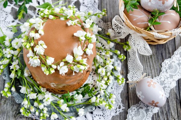 Oeufs de Pâques et gâteau avec glaçage