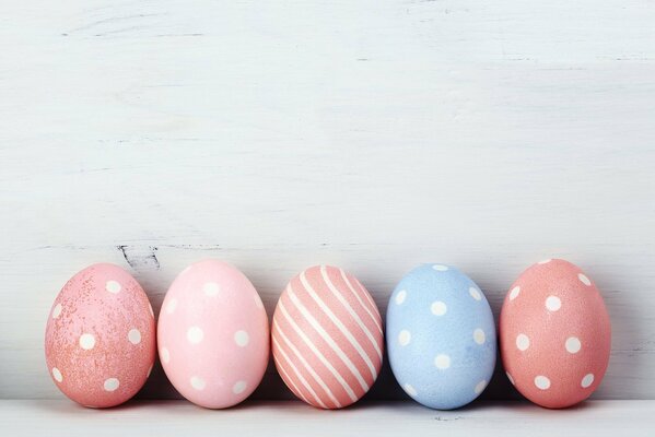 Oeufs de Pâques en rose