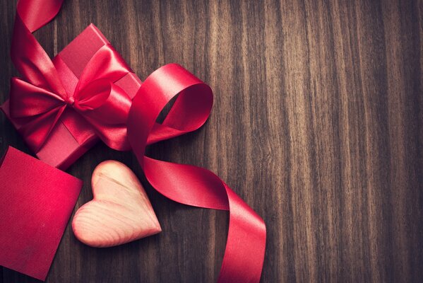 Regalo romantico con nastri e cuore