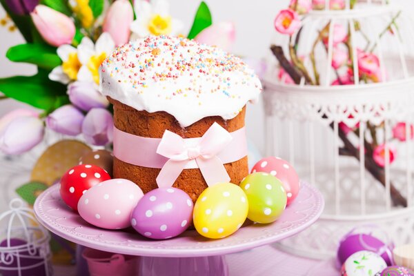 Dekorationen für Ostern. Satz:Eier, Kuchen mit Glasur