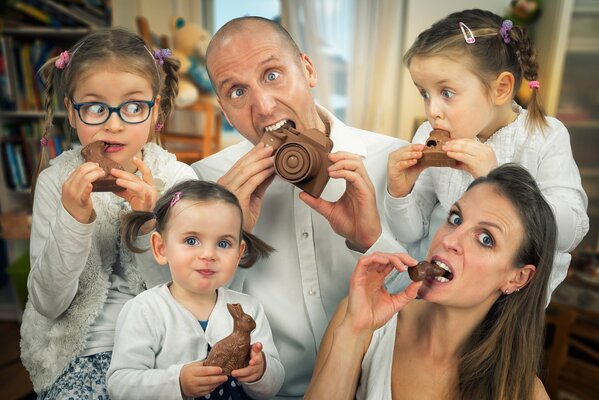 La famiglia nella festa di Santa Pasqua mangia tutti insieme il cioccolato festivo