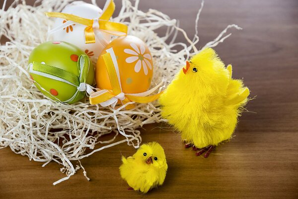 Hühner zu Ostern mit Eiern