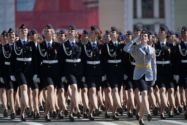 Sur la place rouge, les filles de l armée défilent. La place rouge est bondée Le jour de la Victoire
