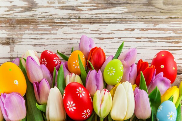 Oeufs de Pâques et tulipes sur la table