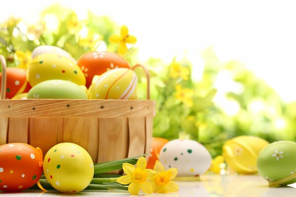 Huevos de Pascua en un arco de madera