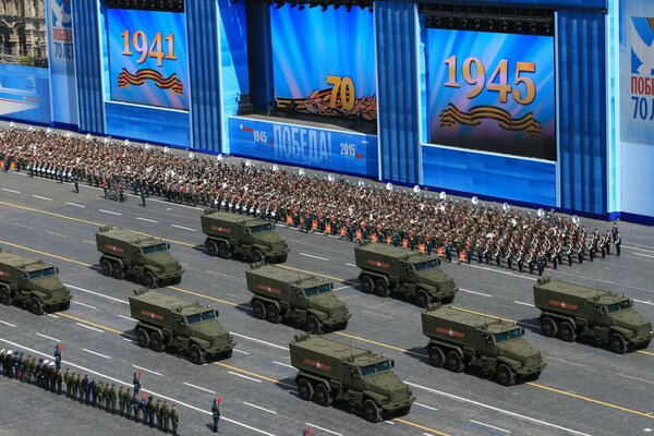 Die Parade der gepanzerten Fahrzeuge am Tag des Sieges auf dem roten Platz