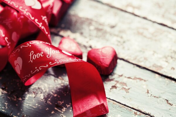Cinta roja con la inscripción Love Yu. corazón Rojo. Amor