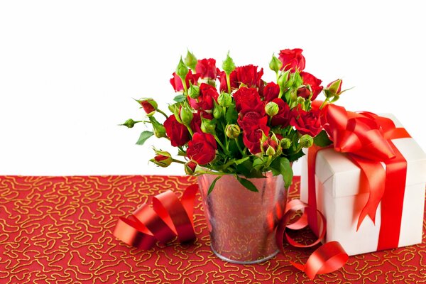 Rote Rosen in Vase und Box