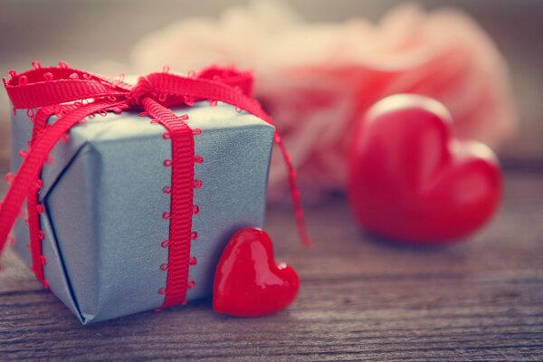 Grußkarte zum Valentinstag Geschenk und rotes Herz