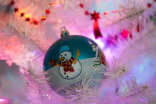 Juguete del árbol de Navidad en el árbol de Navidad blanco con luces