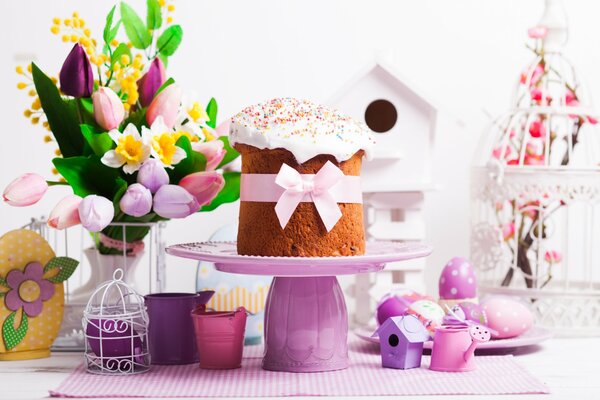 Easter decor. Cake and eggs