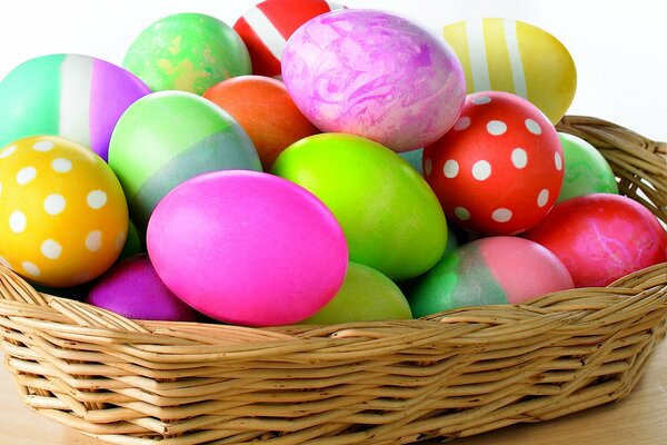 Uova di Pasqua con motivi nel cestino