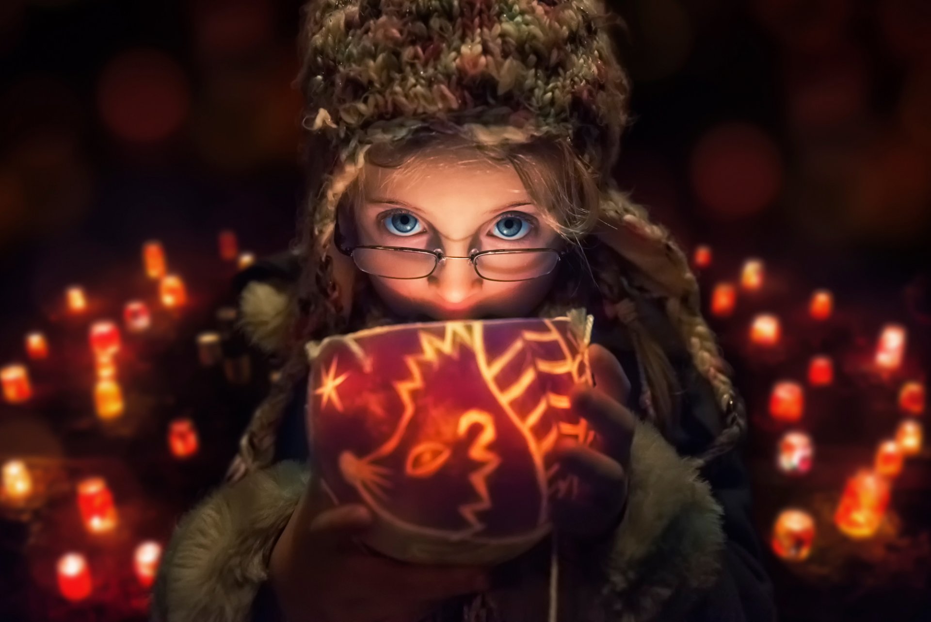 dziewczynka czapka boże narodzenie świece