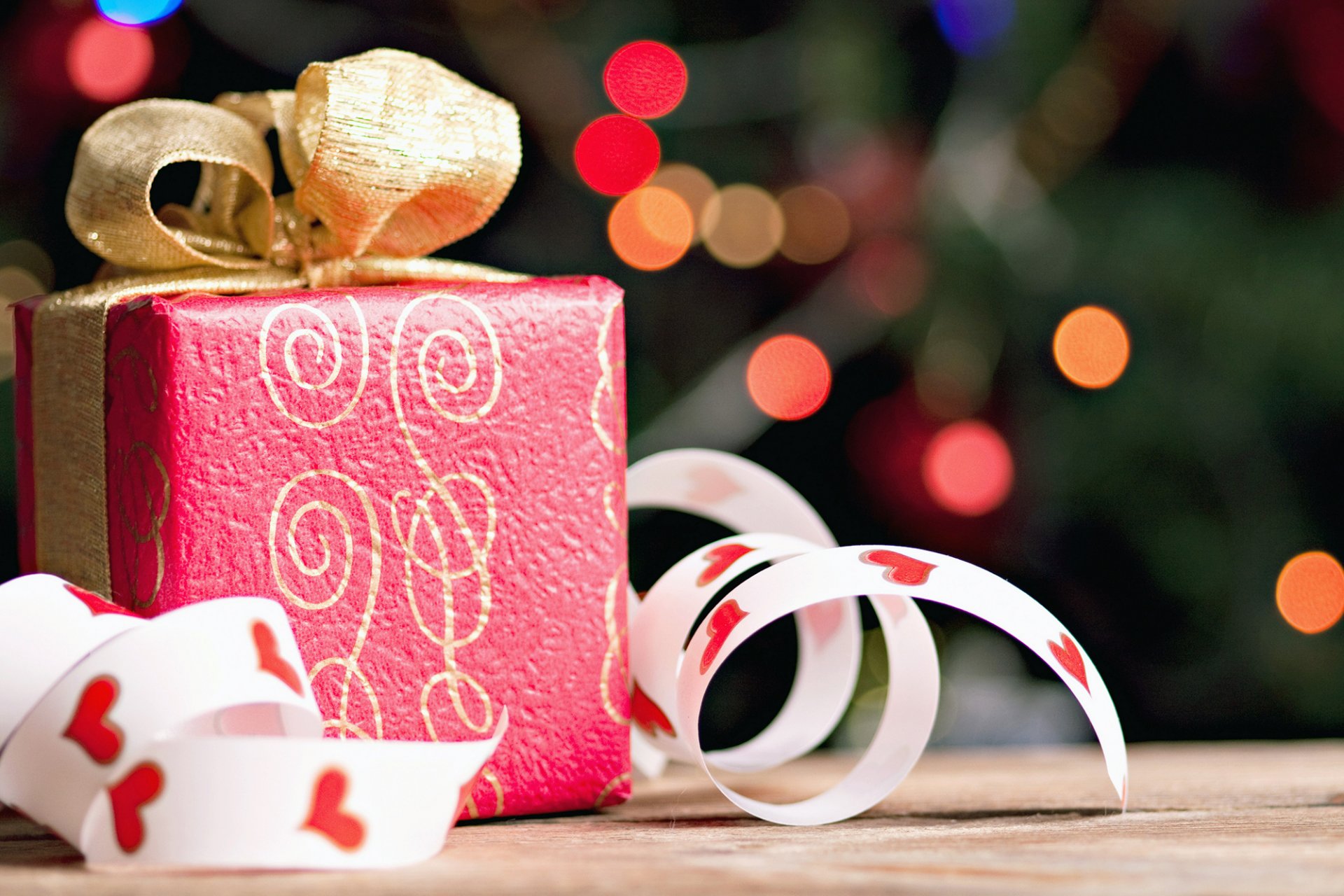 vacanze regalo scatola regalo fiocco rosso oro nastro bokeh