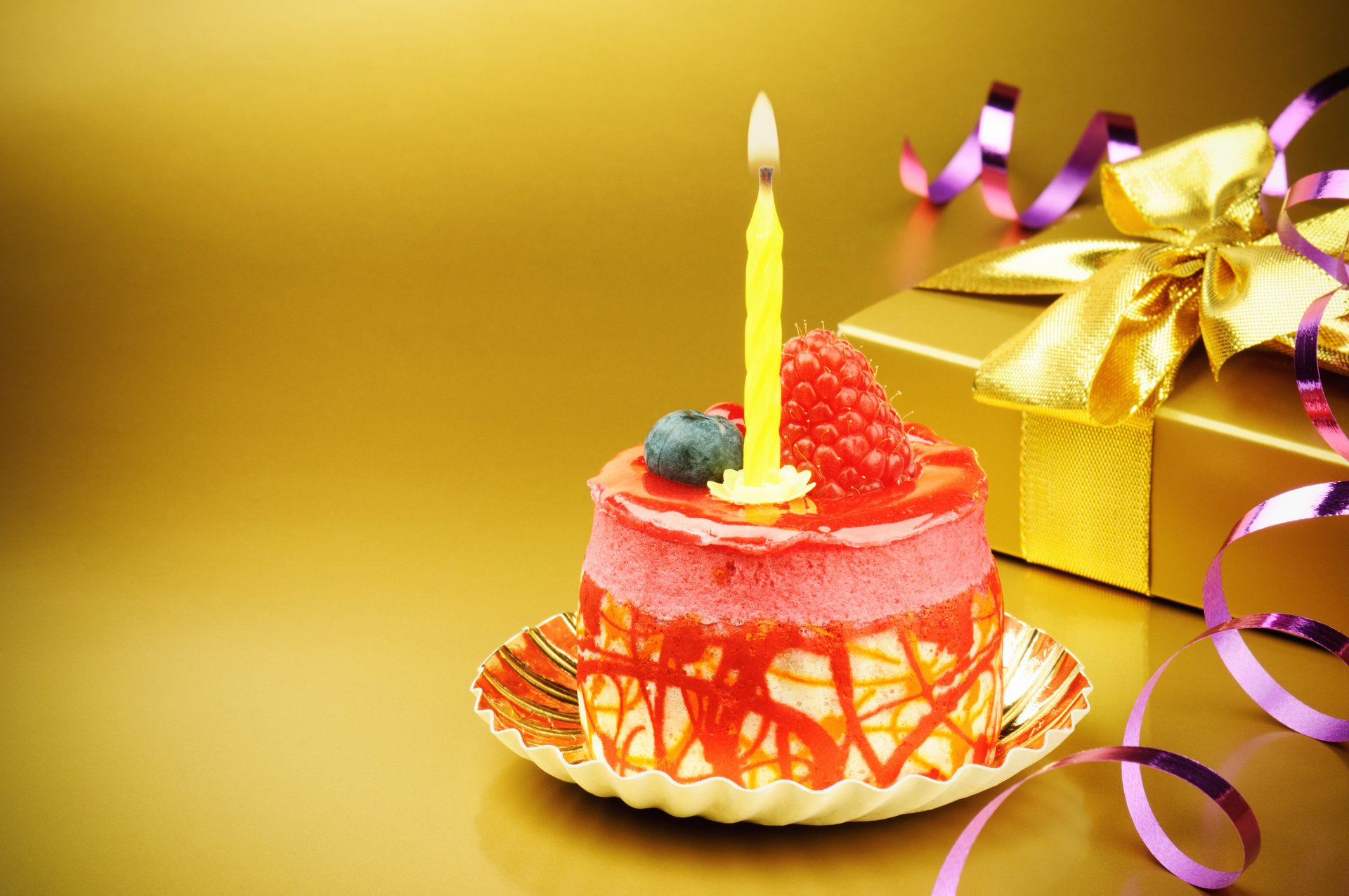 buon compleanno candela torta regalo arco
