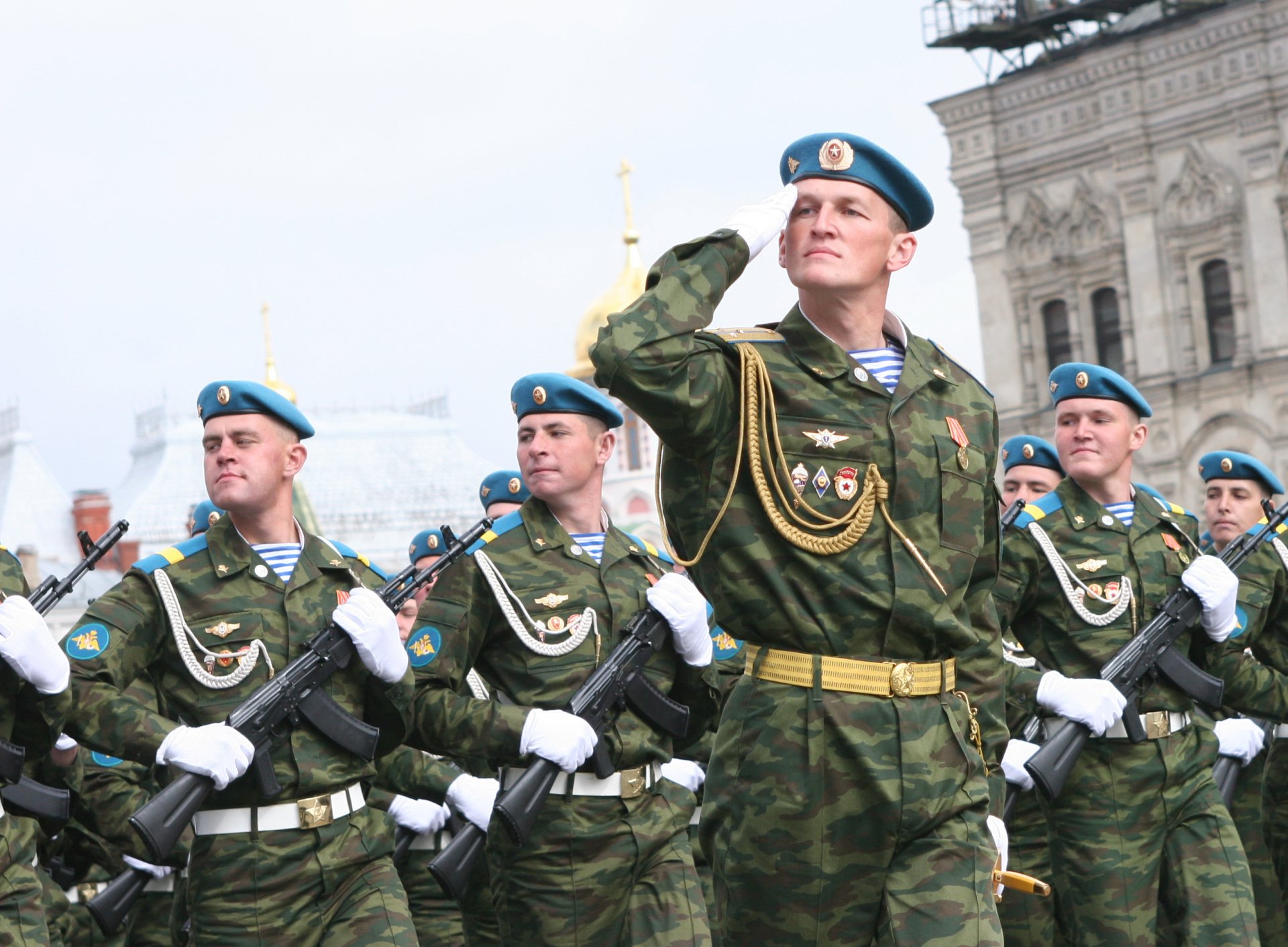 forze aviotrasportate paracadutisti soldati combattenti élite orgoglio militari berretti blu giorno delle forze aviotrasportate federazione russa russia esercito onore