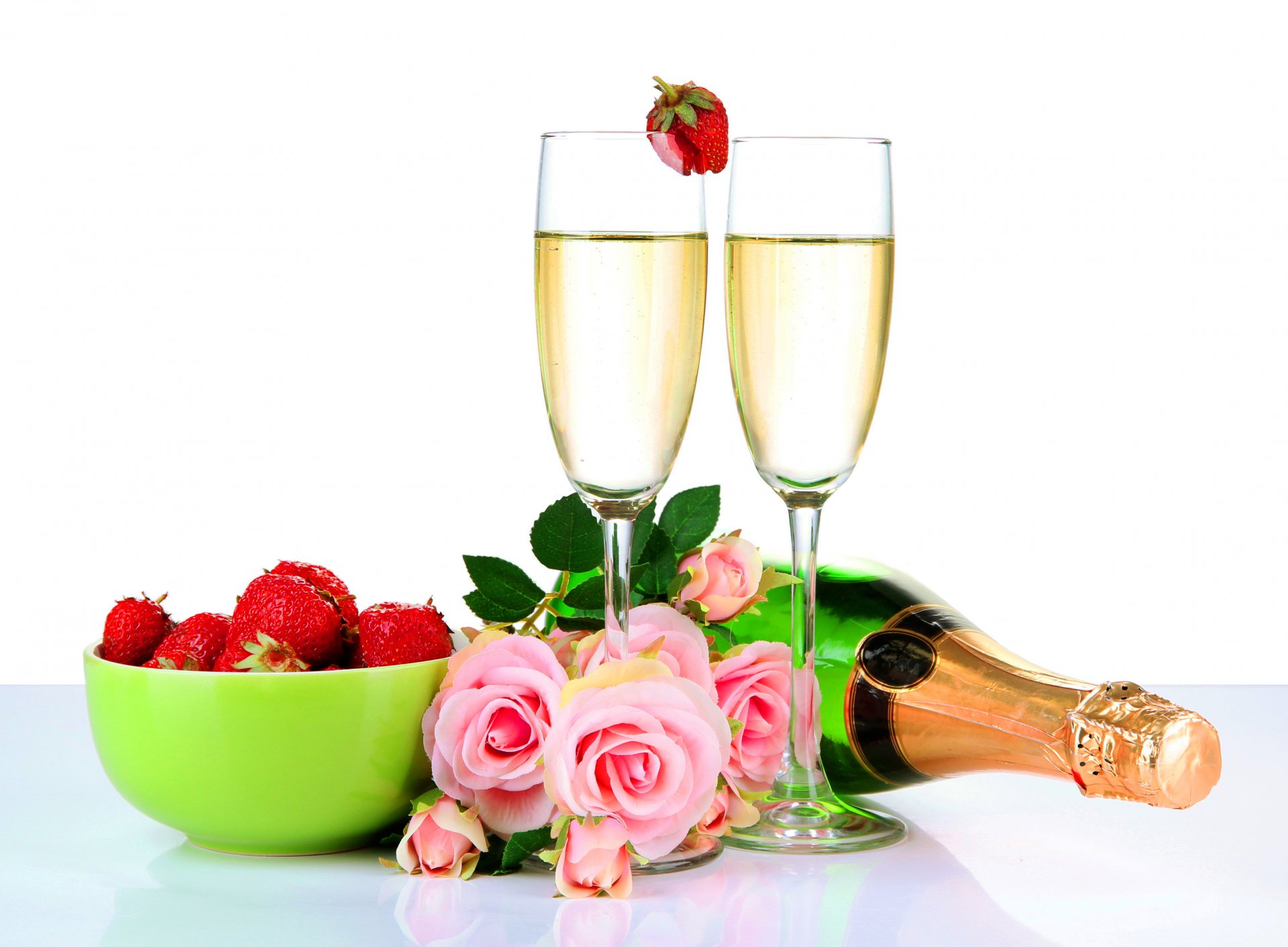 rosas flores champán copas de vino fresas