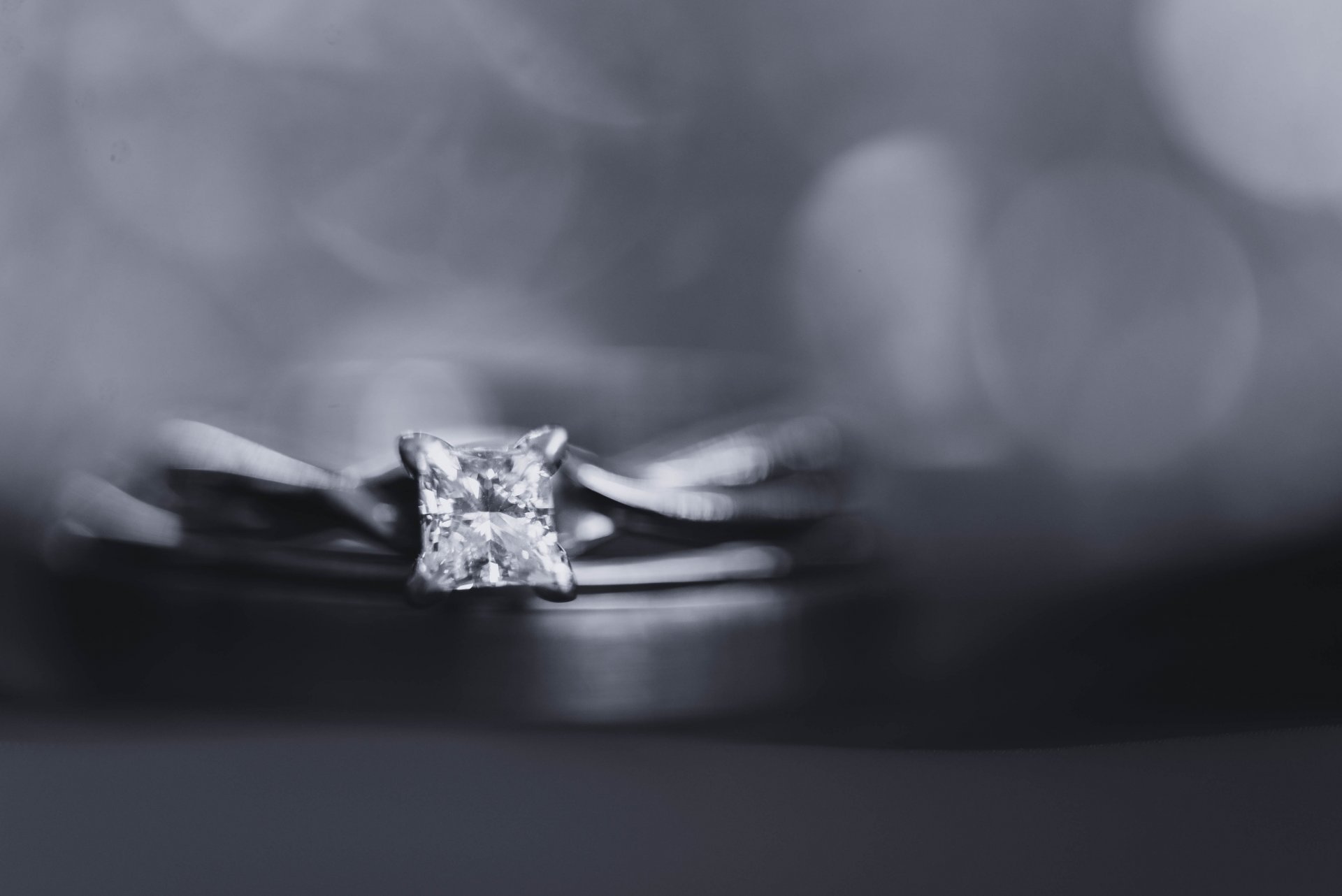 anillo blanco y negro bokeh piedra