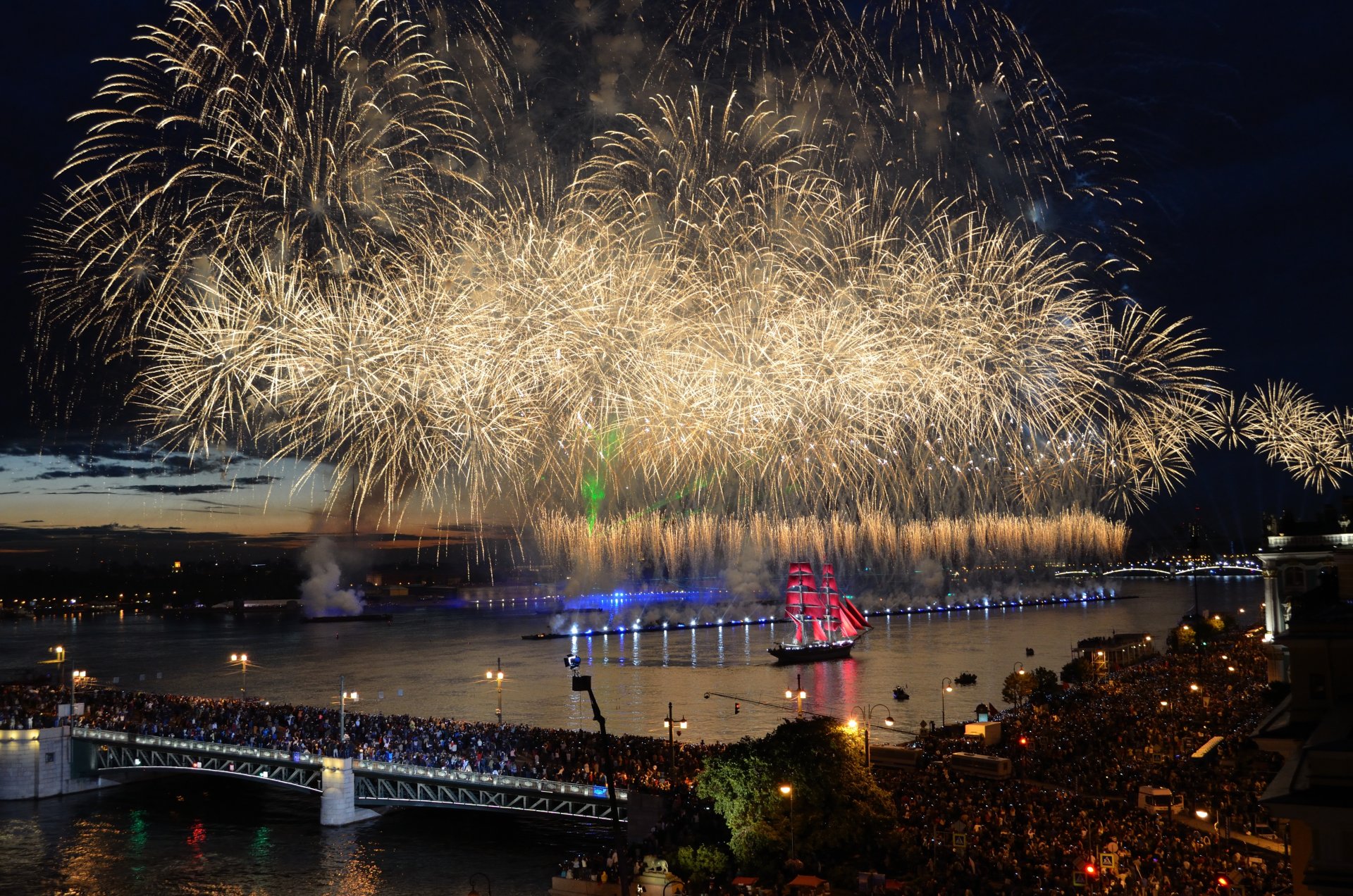 velas escarlatas san petersburgo brig tre-krunur fuegos artificiales shennikovsv