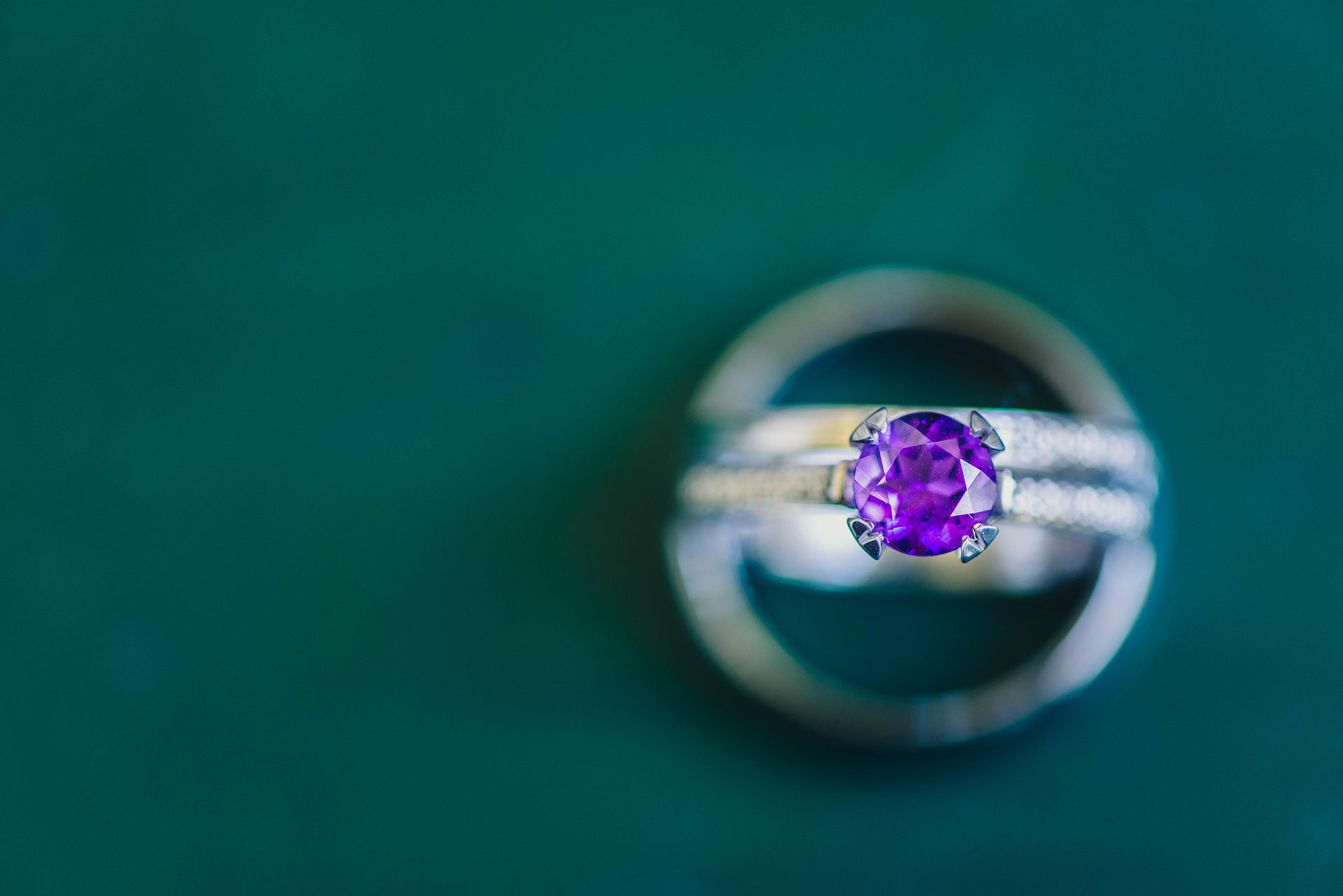 anillo piedra púrpura lila