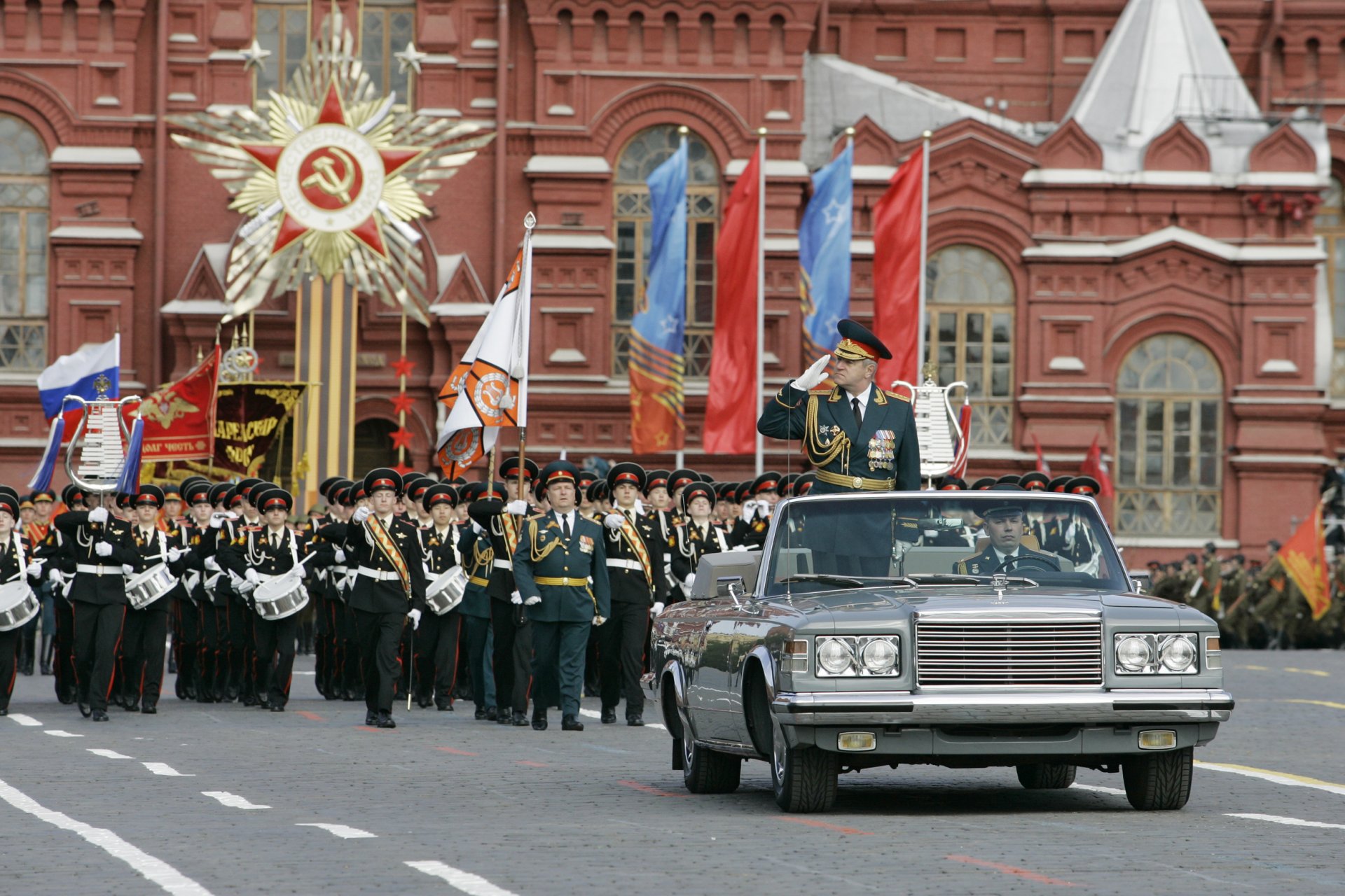 desfile de la victoria 9 de mayo plaza roja día de la victoria sagrado fiesta suvorovtsy cadetes oficiales soldados tropas bandera banderas marcha marchando militares moscú rusia comandante en jefe general ejército vladimir bakin coche paseos saludos