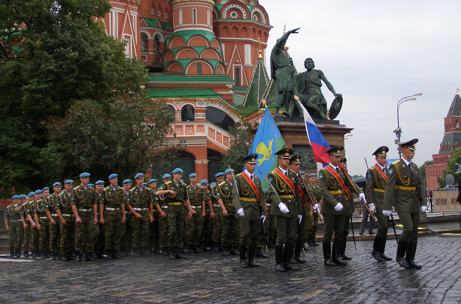 giorno delle forze aviotrasportate piazza rossa truppe paracadutisti parata festa monumento a minin e pozharsky cattedrale di san basilio forze armate russe