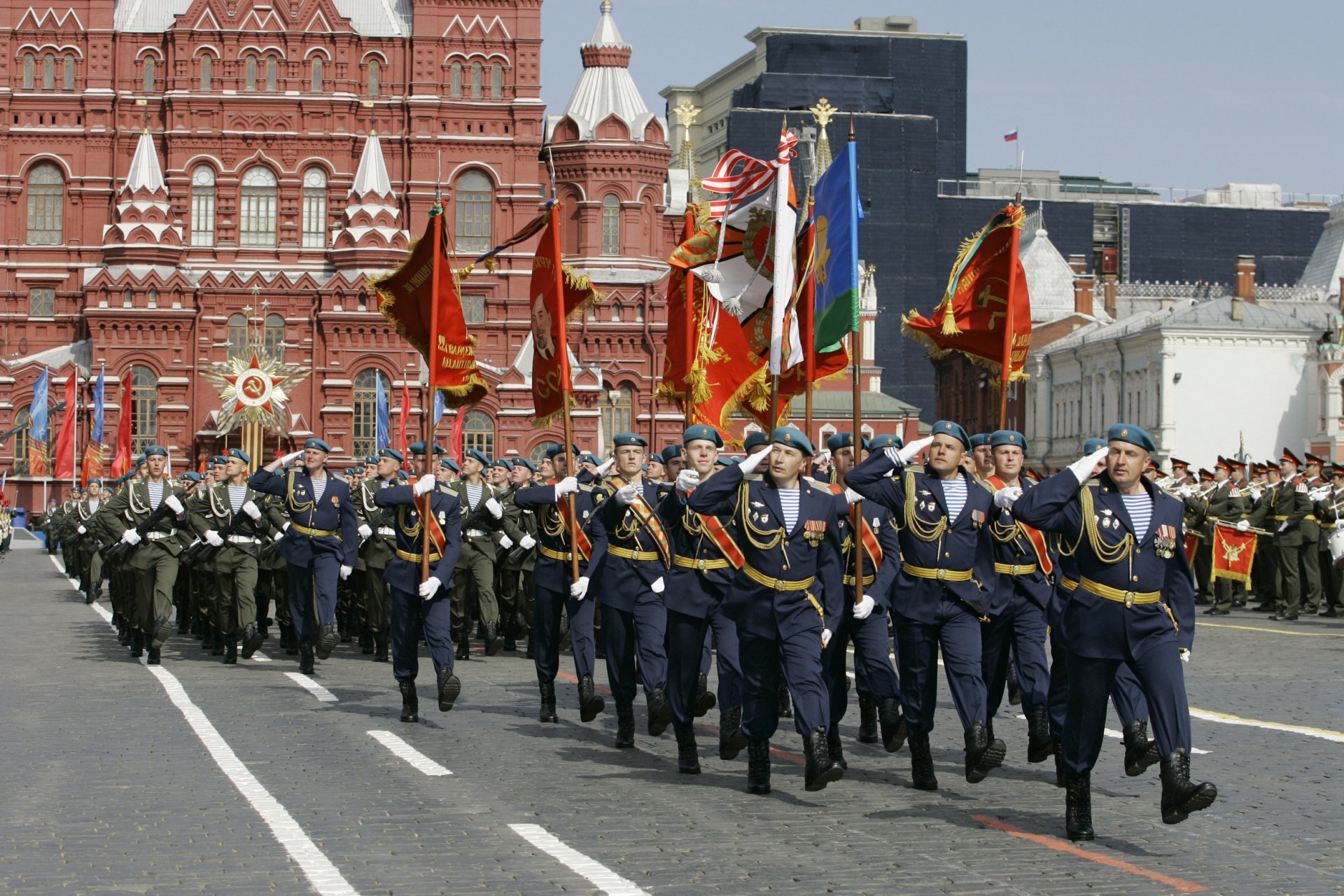 siegesparade roter platz luftwaffe truppen marschieren marschieren siegestag 9. mai soldaten militär russland moskau stolz fallschirmjäger blaue barette udssr flaggen jubel staatliches historisches museum