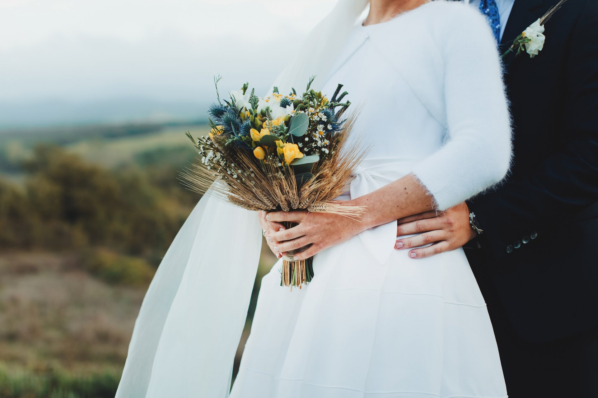 bouquet da sposa sposo sposa vestito mani