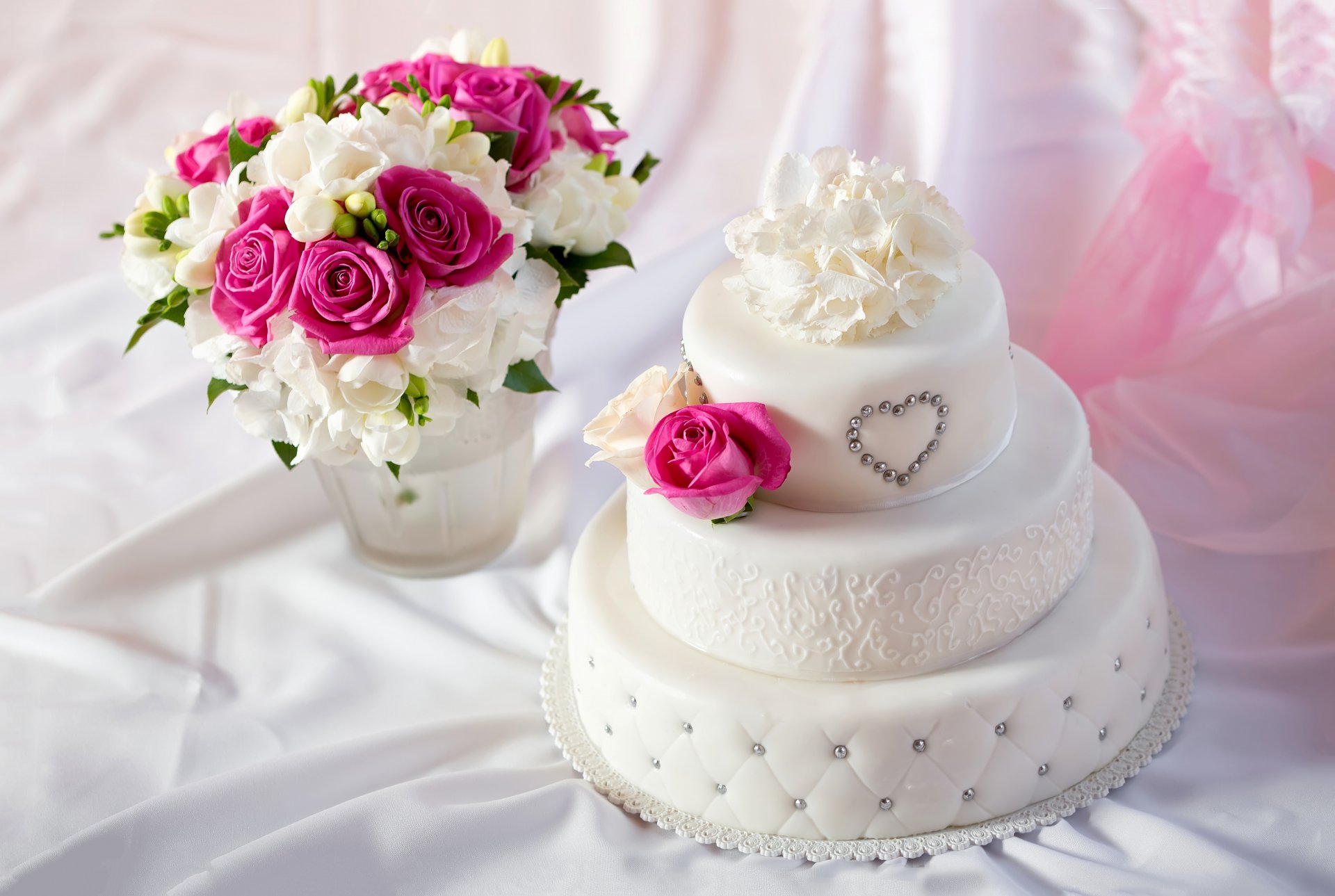 pastel boda blanco corazón flores rosas fresia