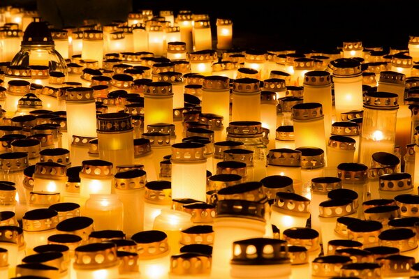 Candele commemorative in bellissime lanterne
