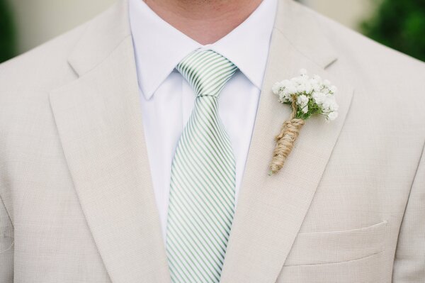 Costume de marié avec des fleurs en cravate