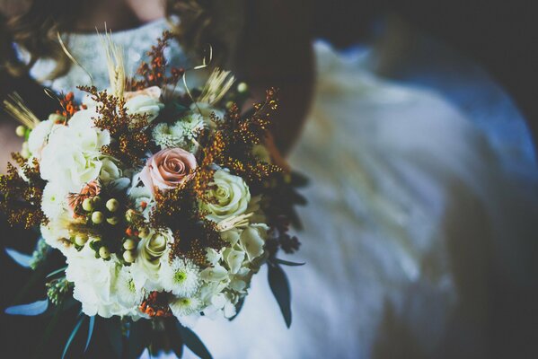 Bouquet da sposa di bellissime rose