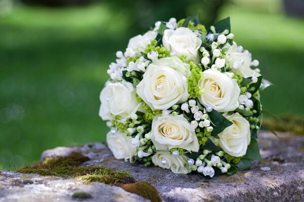 Bouquet de mariage de roses blanches