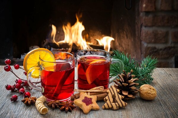 Pikantne grzane wino z ciasteczkami imbirowymi