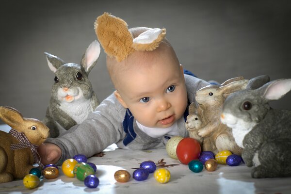 Bébé avec photo de lapin à Pâques