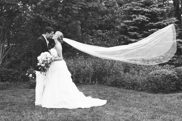 Foto in bianco e nero della sposa e dello sposo