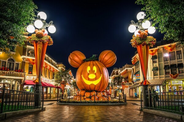 Enorme zucca a forma di Topolino in una piazza a Disneyland