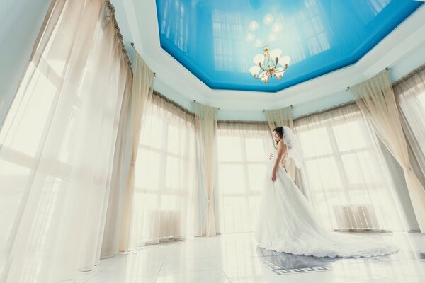 Sposa aerea nella grande sala