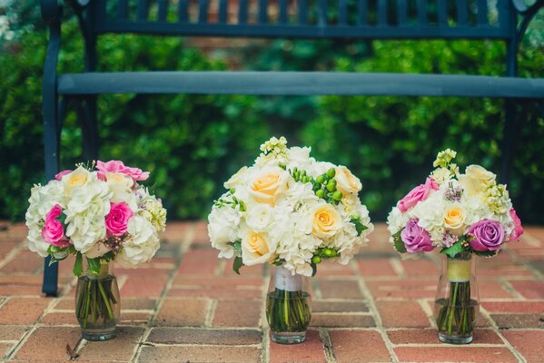 Trois bouquets de mariage délicats