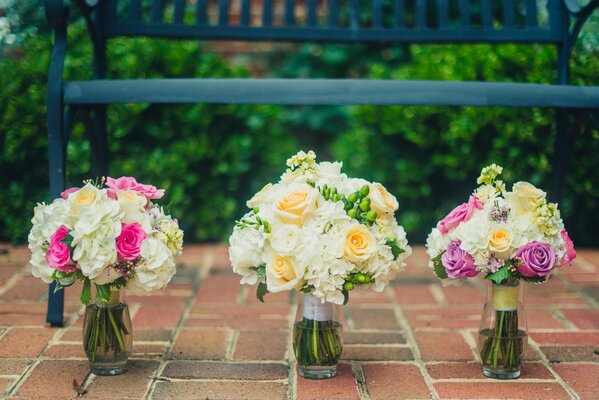 Tre delicati bouquet da sposa