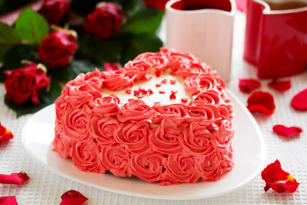 Herzhafter rosa Kuchen mit Sahne