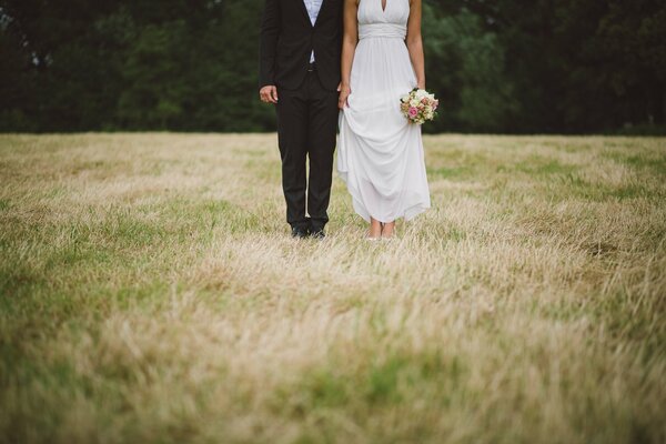 Photo de mariage dans le domaine. Mariée et le marié