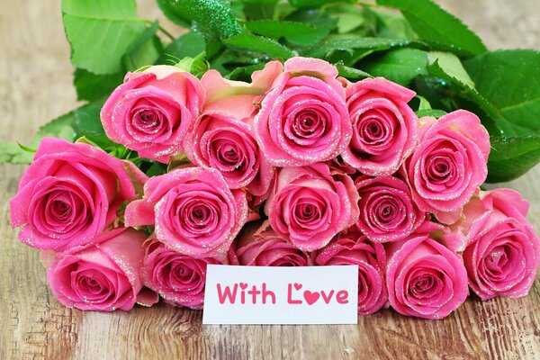 Bouquet de roses roses et carte: avec amour