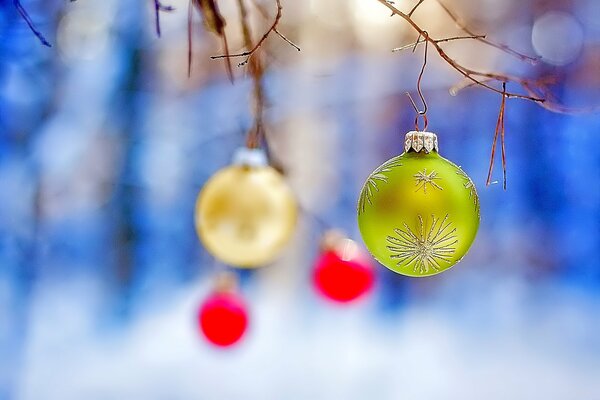 Juguetes de Navidad en el fondo del bosque de invierno