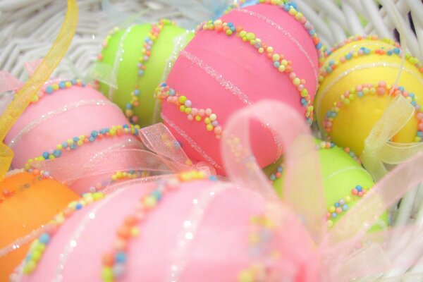 Huevos de Pascua festivos con cintas