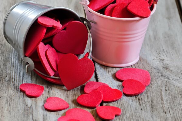 Petits coeurs rouges dans un seau